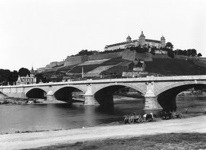 Fortezza di Marienberg vista dal Ponte Ludwigs, Wuerzburg, c.1910 da Jousset